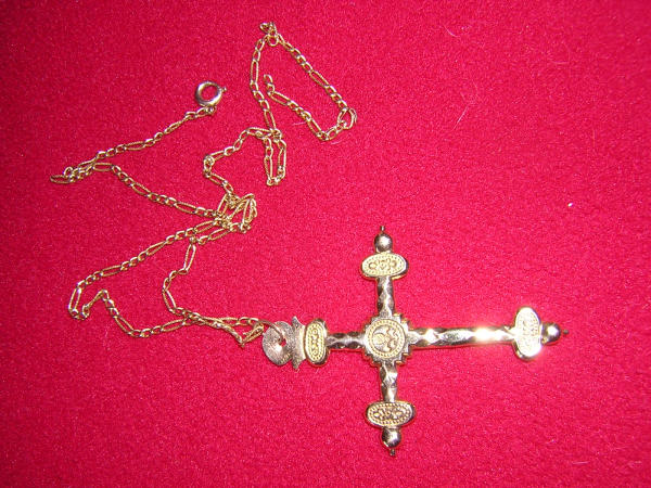 Croce con catena